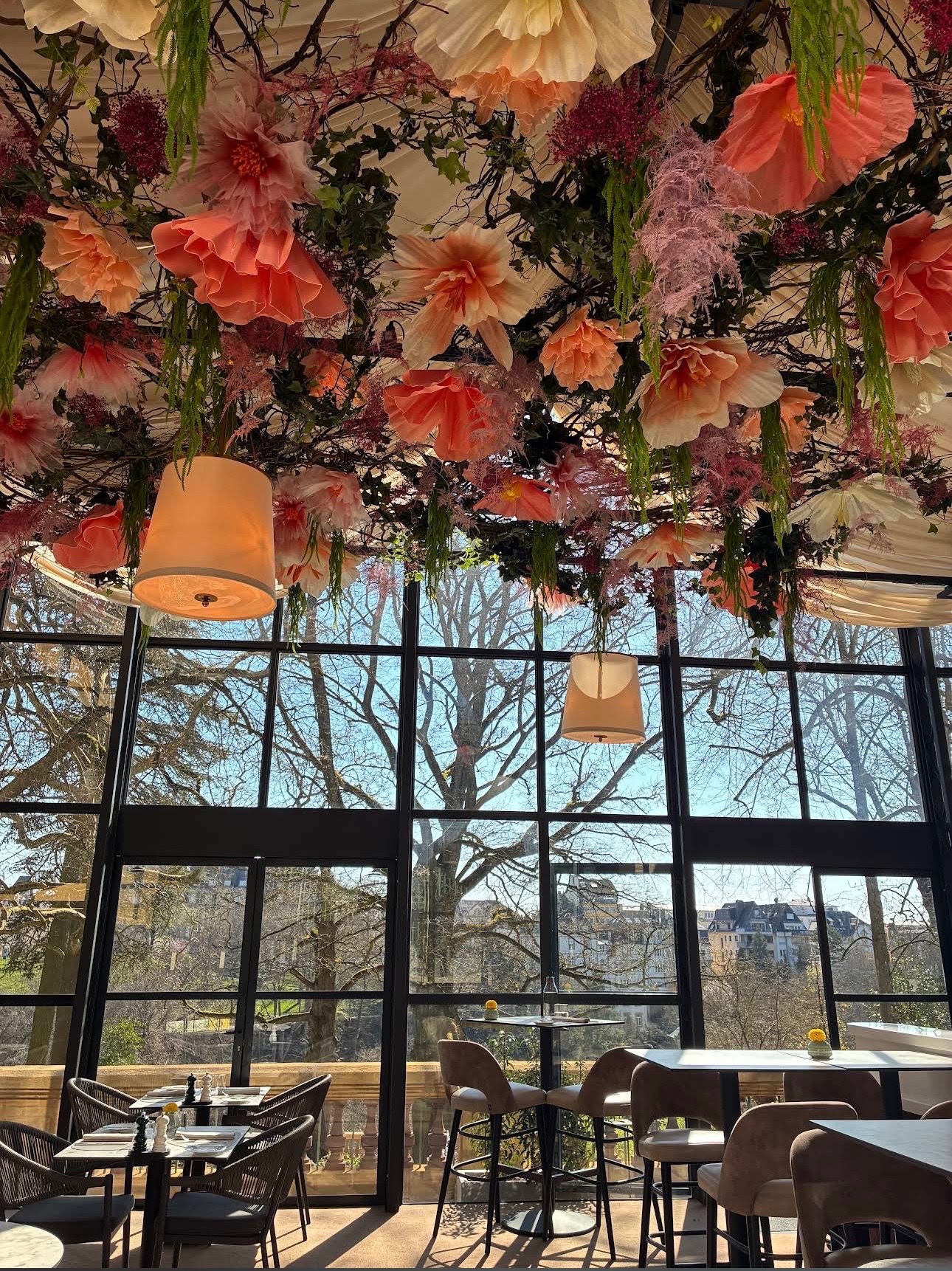 Décor floral suspendu du Restaurant Ciel